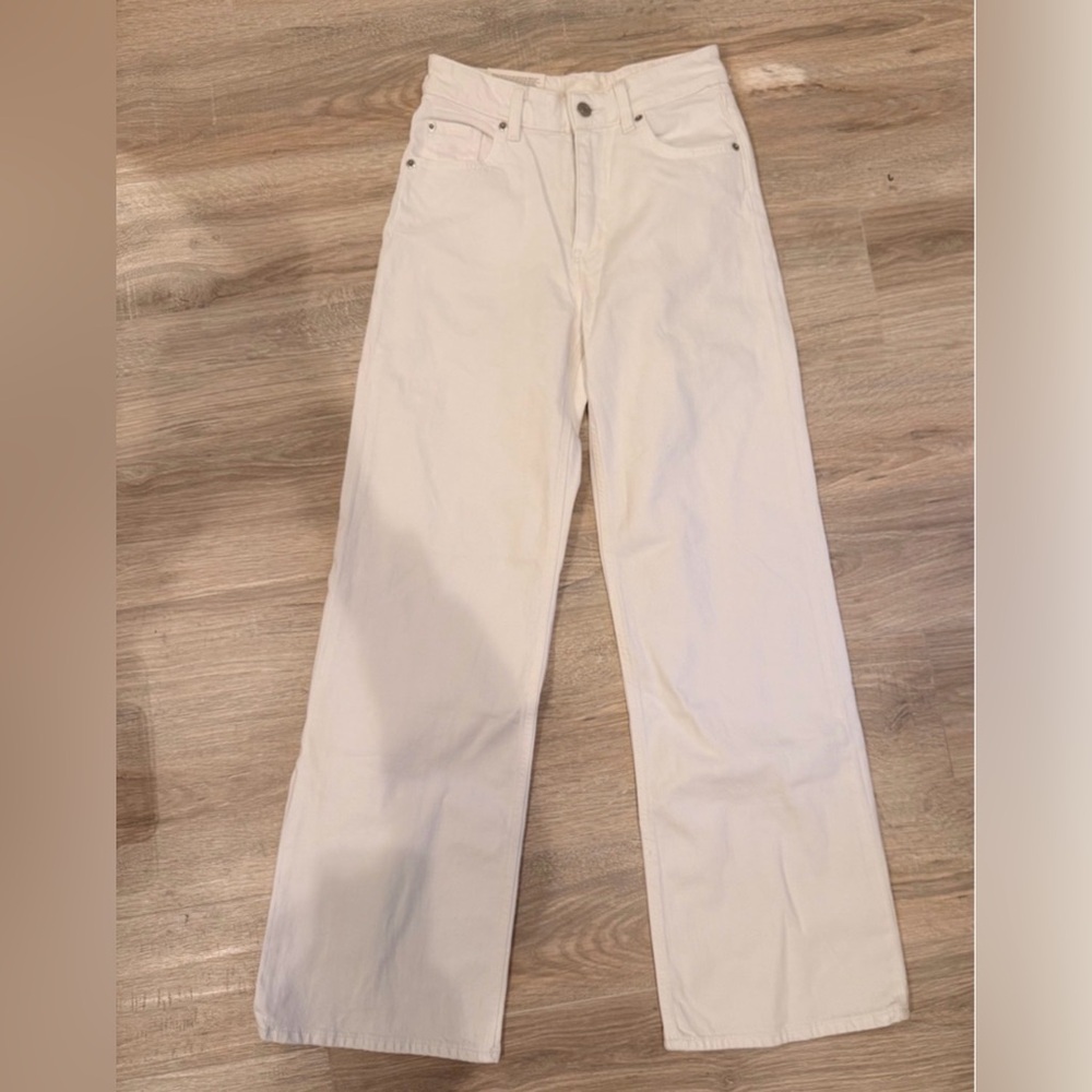 H&M High Rise Wide Leg Jeans
White Size 4